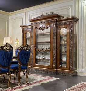 Art. 9000 vetrina 3 ante Luigi XV, Ampia vetrina con intarsi in Bois de Roses e madreperla