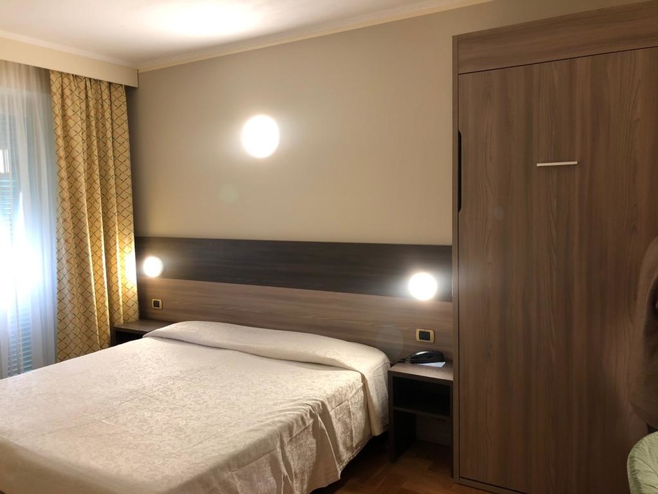 Arredamento camera Hotel a Genova