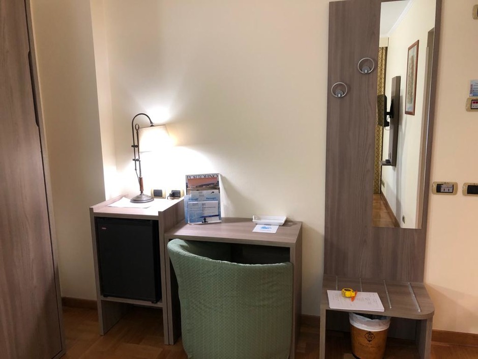 Arredamento camera Hotel a Genova