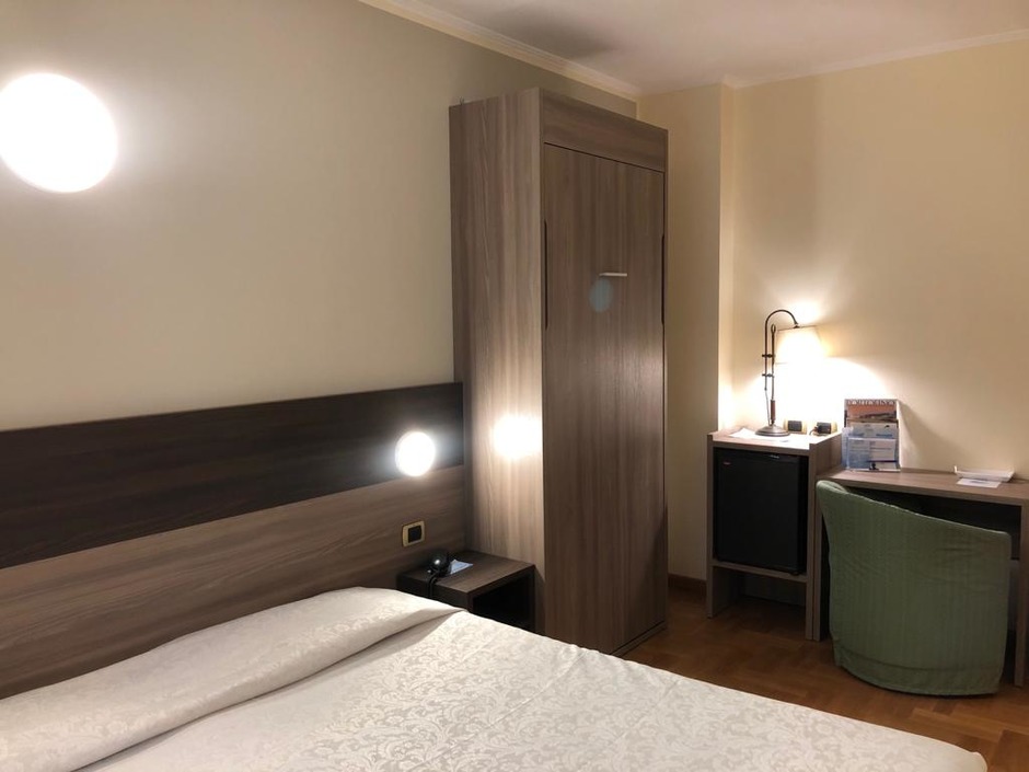 Arredamento camera Hotel a Genova