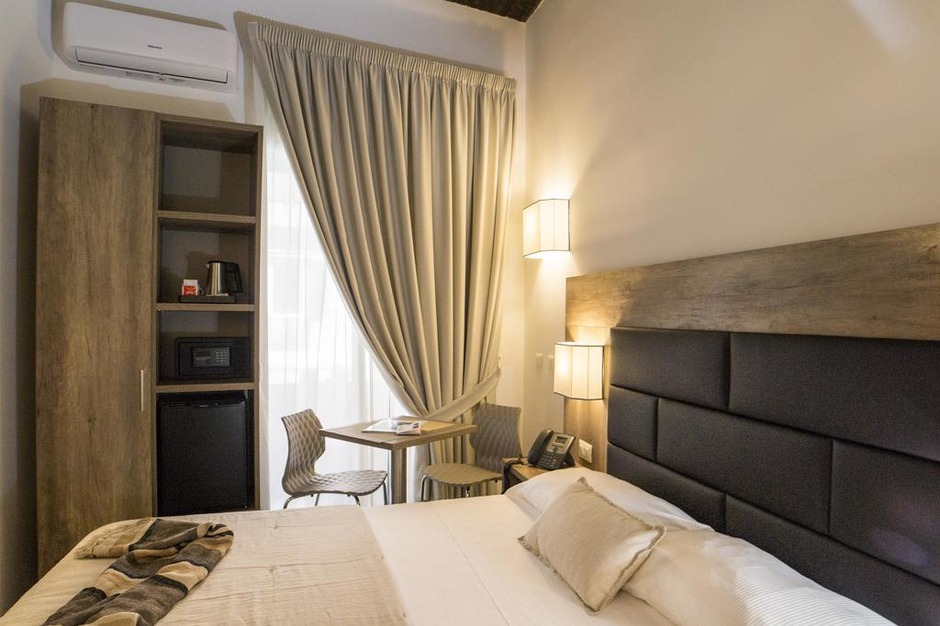 Arredo camere Hotel a Napoli